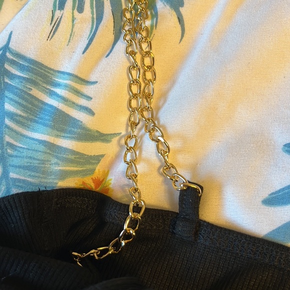 Tie knot crop top with gold chain - Picture 3 of 3